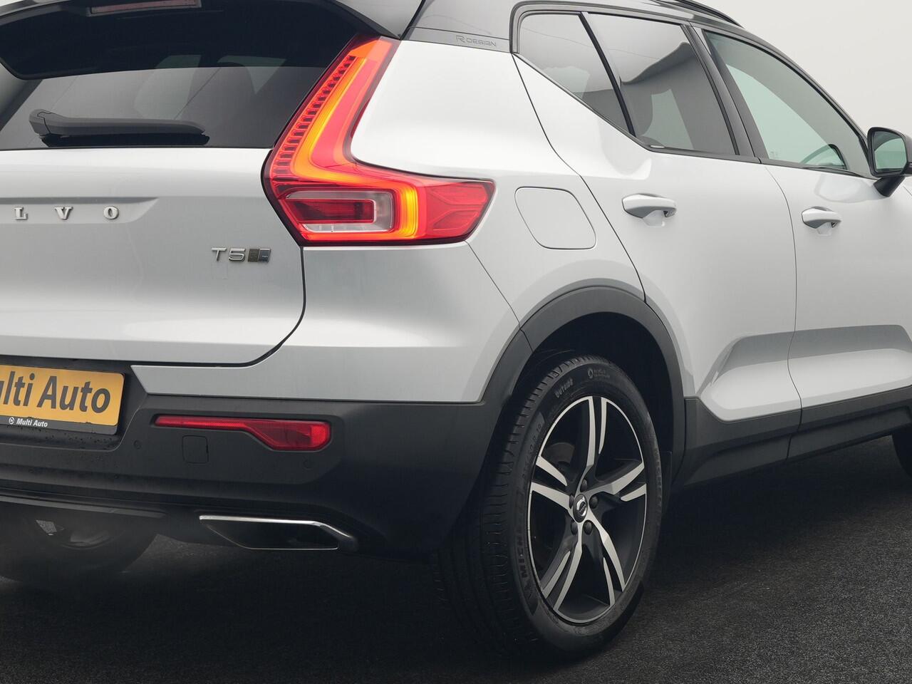 Volvo XC40 T5 Twin Engine R-Design Plug In Hybrid 262pk Dealer O.H. PHEV | Panodak | Camera | Harman & Kardon | Apple Carplay | Cruise Control | Navigatie | 19"L.M | Virtual |