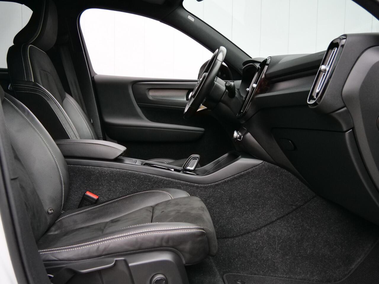 Volvo XC40 Recharge P8 408pk AWD R-Design Automaat SOH 92% / Trekhaak / Stuurverwarming / Adaptive cruise