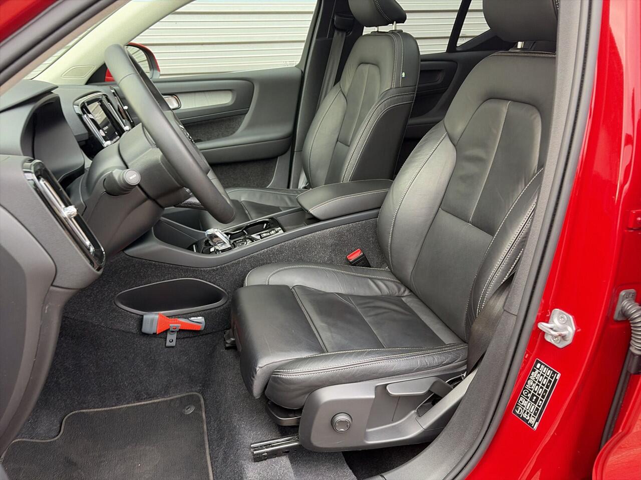 Volvo XC40 1.5 T4 Recharge Inscription / 19" Velgen / glazen panoramisch schuif-/kanteldak / Leder bekleding /