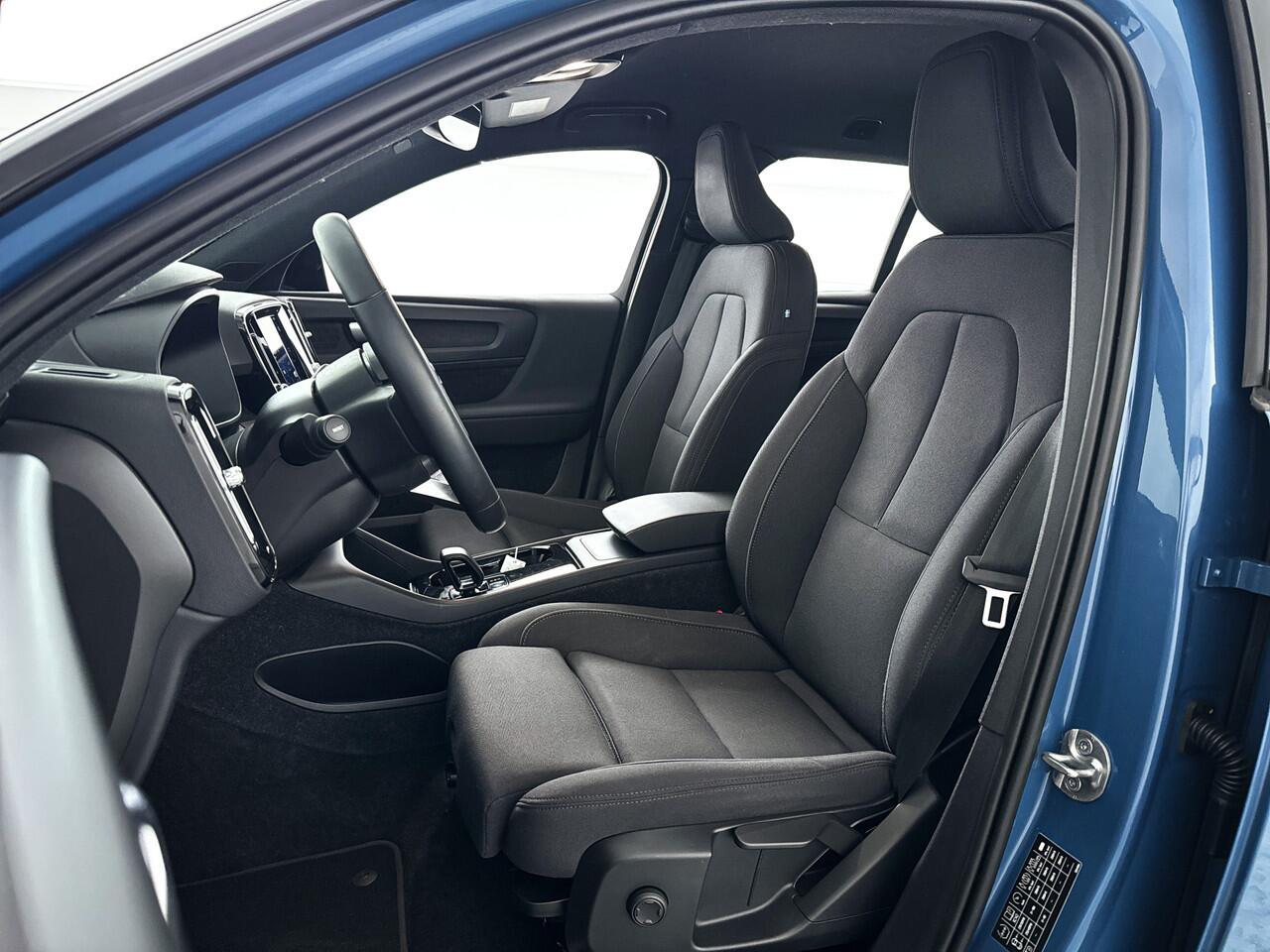 Volvo XC40 Recharge Plus 70 kWh | Stoel- en stuurverwarming | Trekhaak | Parkeercamera