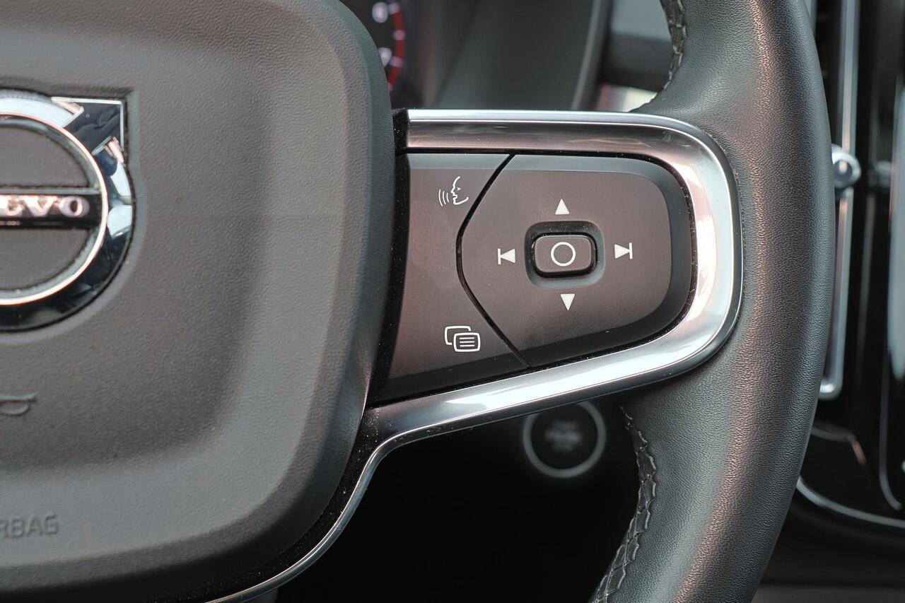 Volvo XC40 T2 Momentum - AUTOMAAT - Sensus Navigatie - LED-koplampen - Cruise Control - Climate control - Parkeersensoren achter - 19' LMV