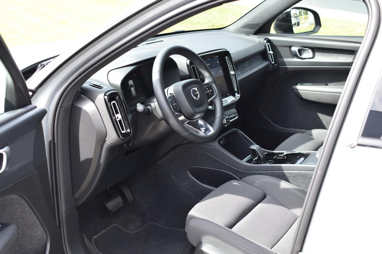 Volvo XC40 Extended Range Plus 82 kWh ACC | Pilot Assist | Stoel Stuur verwarming | Trekhaak | Key Less | 19 inch