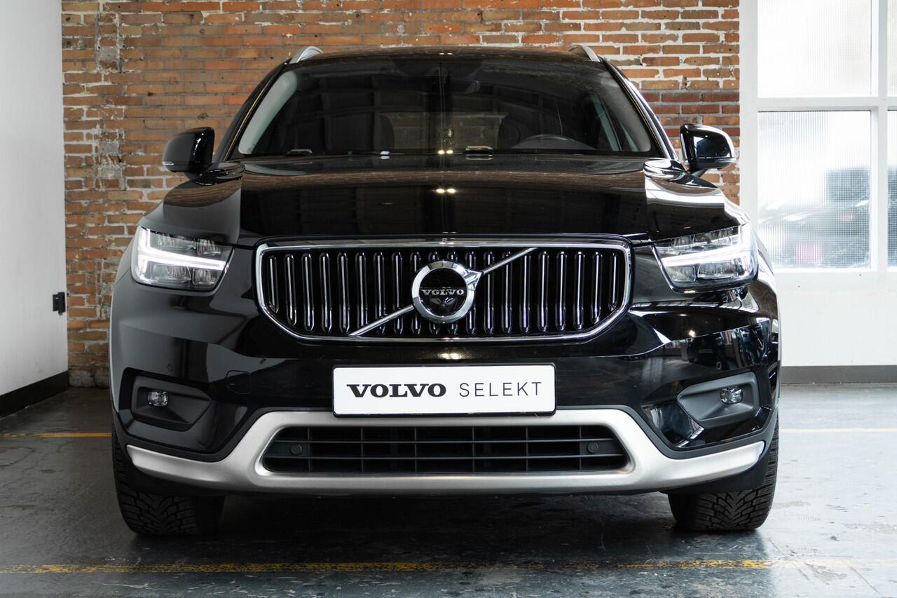 Volvo XC40 B4 Inscription | Verwarmbare voorstoelen en achterbank | Verwarmbaar stuurwiel | 360° parkeercamera | Adaptive cruise control | Premium audio | BLIS | Volvo on Call | Parkeerverwarming | Parkeersensoren voor + achter |