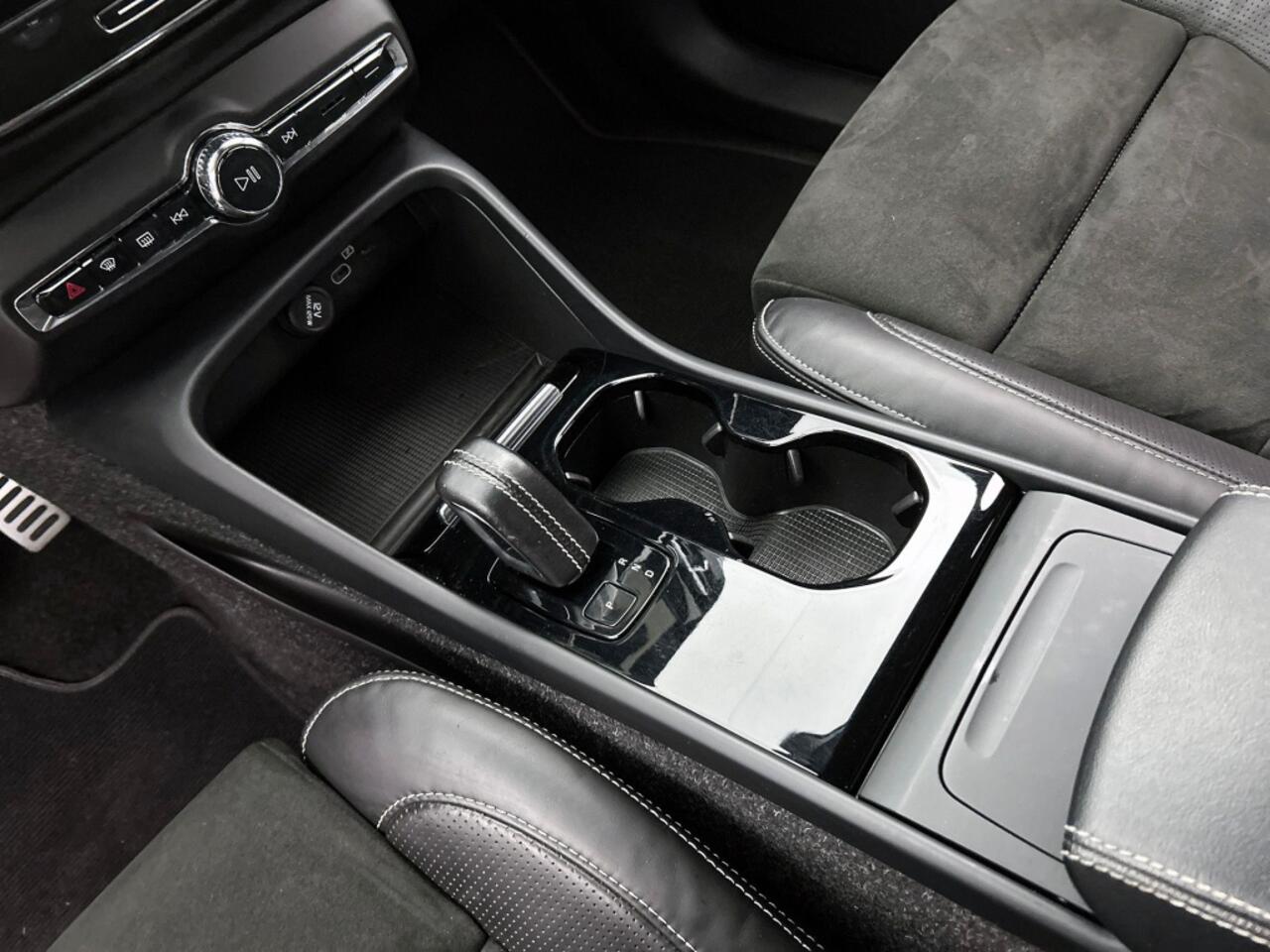 Volvo XC40 Recharge P8 AWD R-Design | SOH 92% | Trekhaak | 20" Velgen |