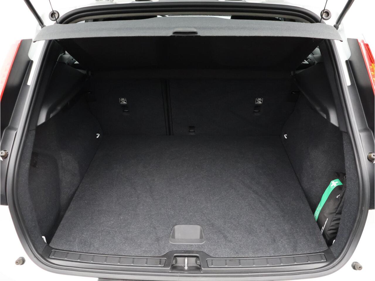 Volvo XC40 T3 Automaat / Trekhaak / Park assist v+a+camera / Stoel+voorruitverwarming