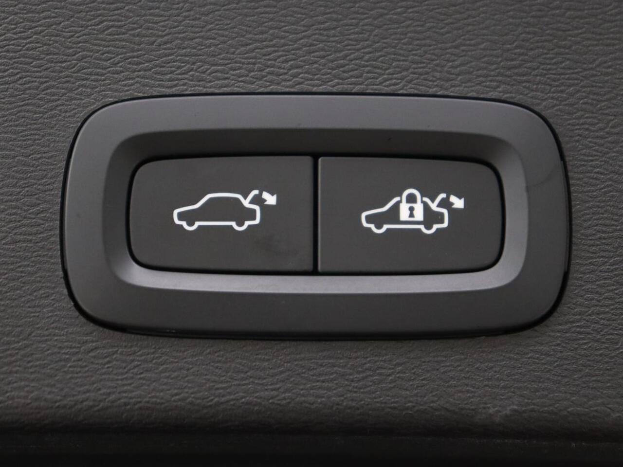 Volvo XC40 Recharge Plus | Trekhaak | Stoel & stuurverwarming | Warmtepomp | Adaptive cruise | Carplay | Navigatie | Camera | Leder/Alcantara | Full LED | DAB | Standkachel | Bluetooth | Climate control