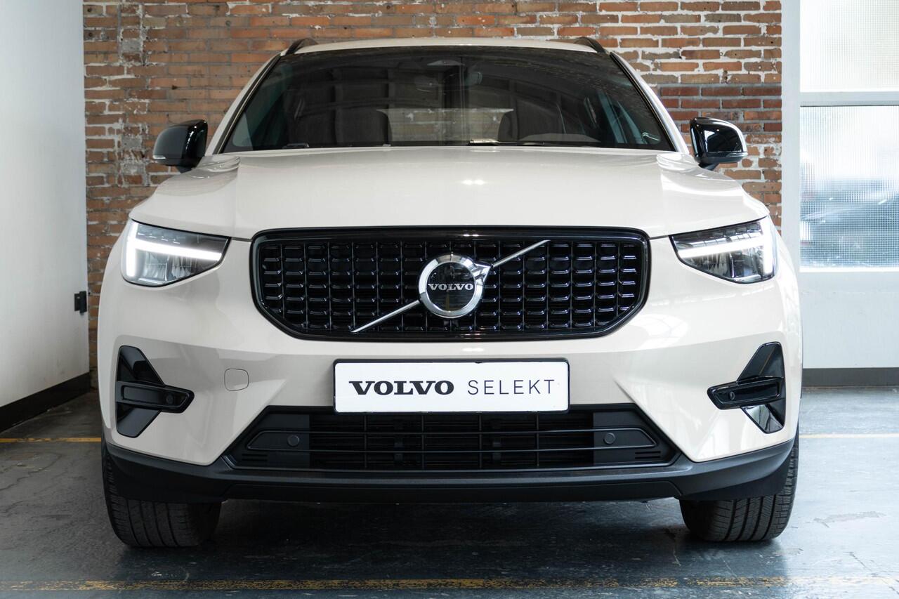 Volvo XC40 B4 Plus Dark | Verwarmde Voorstoelen+Stuurwiel | Verwarmde voorruit | Semi-Elektrische Trekhaak | Harman Kardon Premium Audio | Apple Carplay / Android Auto | Electrisch bedienbare voorstoelen | Google infotaiment