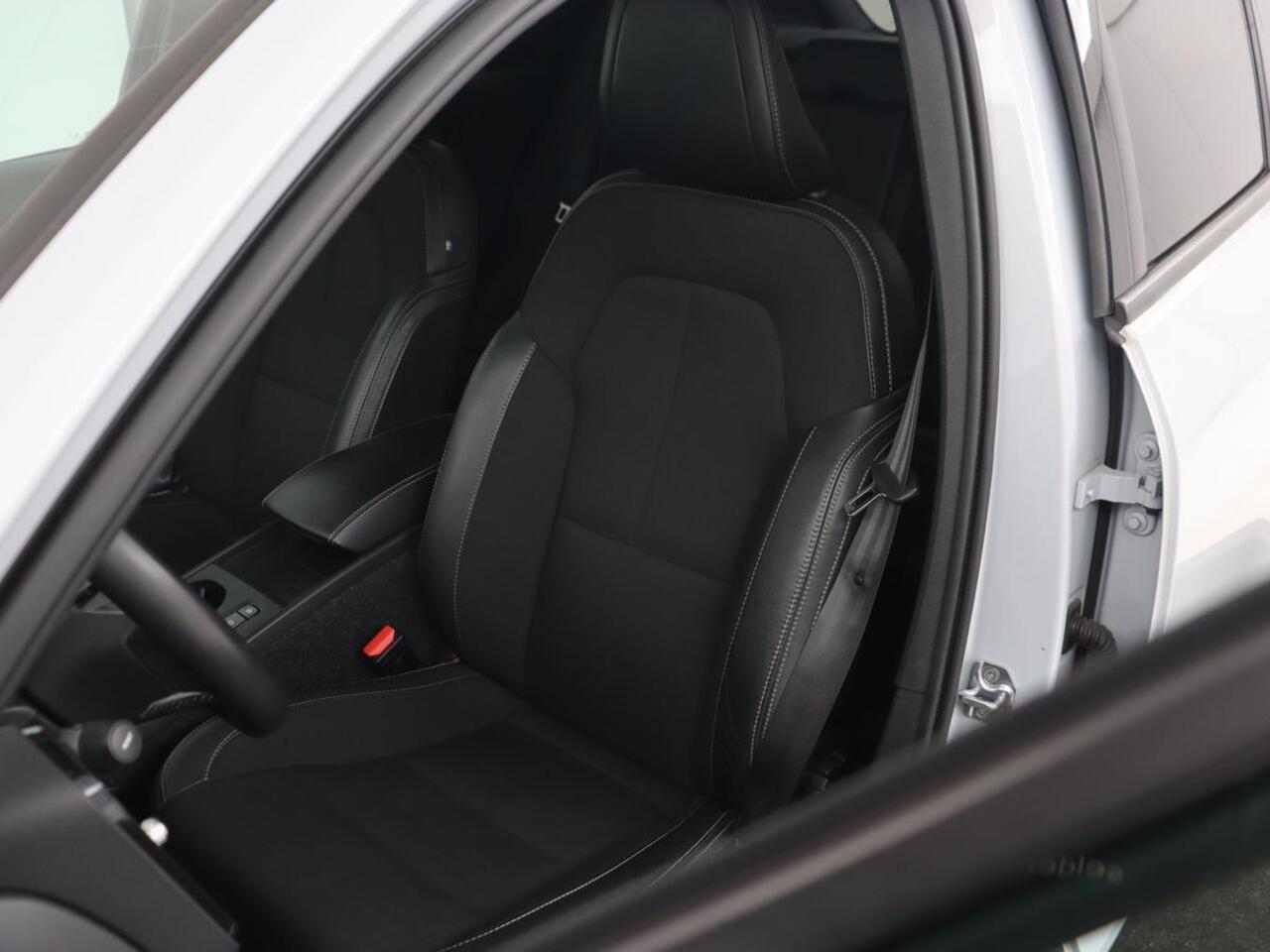 Volvo XC40 1.5 T5 Recharge Business Pro | Panoramadak | Adaptive cruise | Camera | Carplay | Half leder | Navigatie | Full LED | PHEV | Plug In