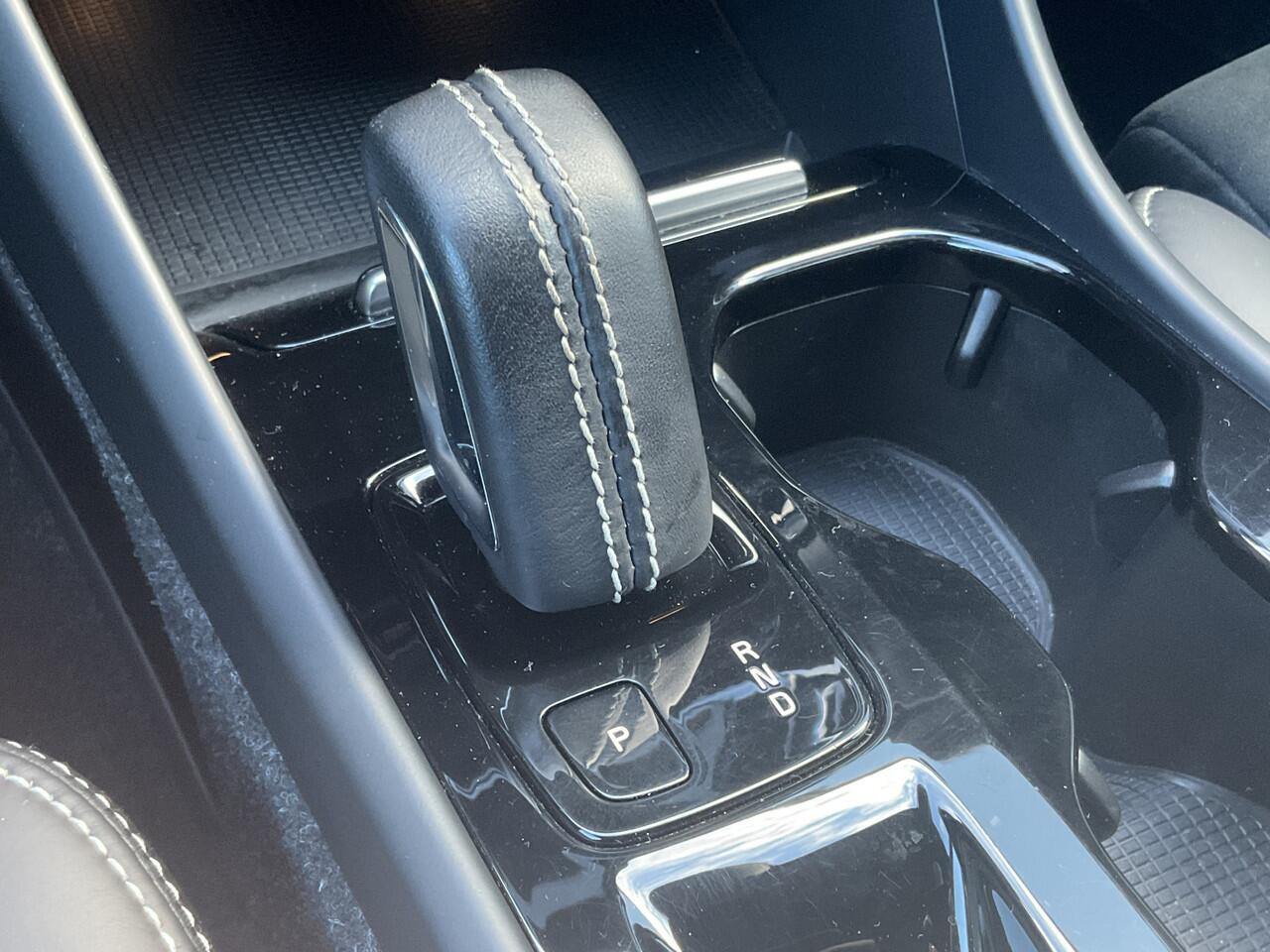 Volvo XC40 1.5 T5 262pk PHEV Recharge R-Design Elek.Trekhaak Leer Stoel/Stuurverw Adap.Cruise NL-Auto!