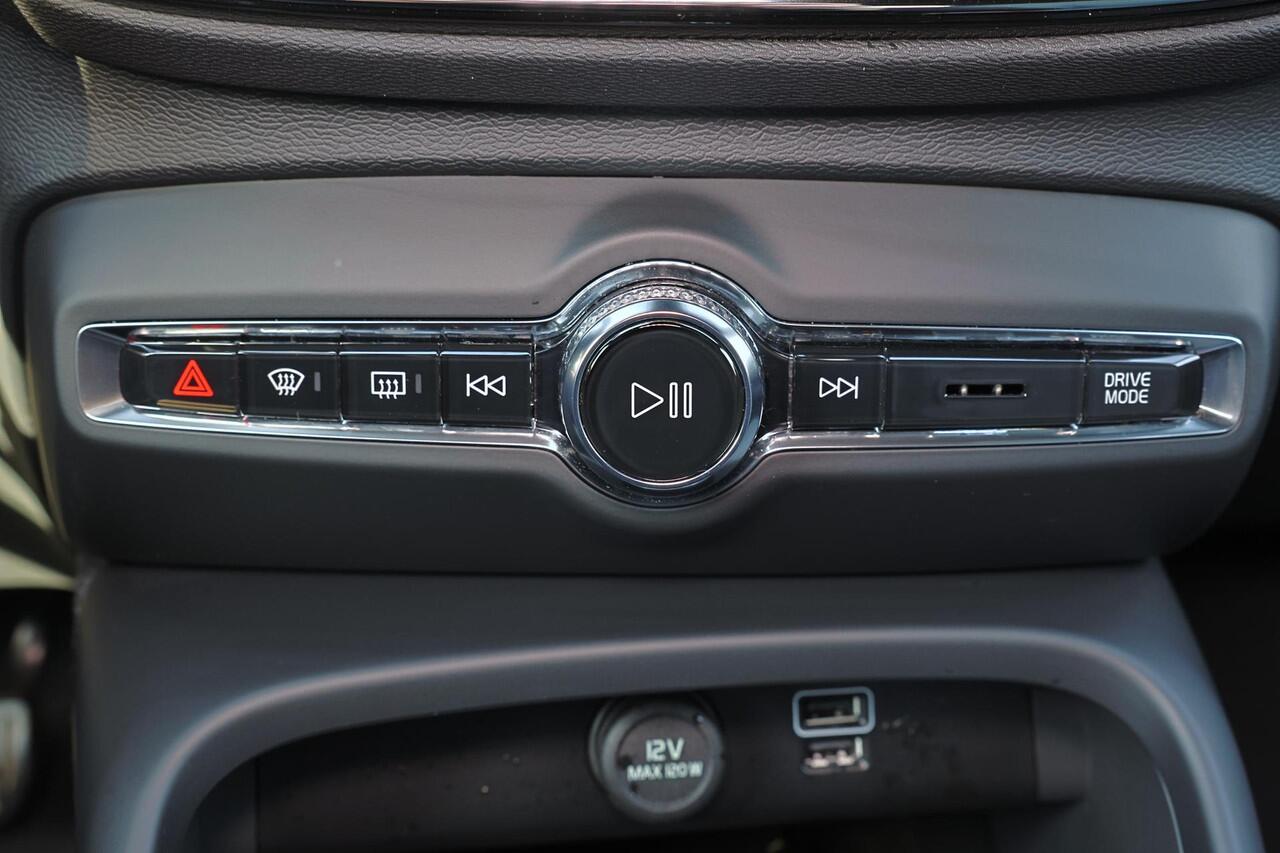 Volvo XC40 T5 Recharge Plus Dark - IntelliSafe Assist - 360º Camera - Harman/Kardon audio - Verwarmde voorstoelen & stuur - Parkeersensoren voor & achter - Elektr. bedienb. voorstoelen met geheugen links - Draadloze tel. lader - Extra getint glas - 19' LMV