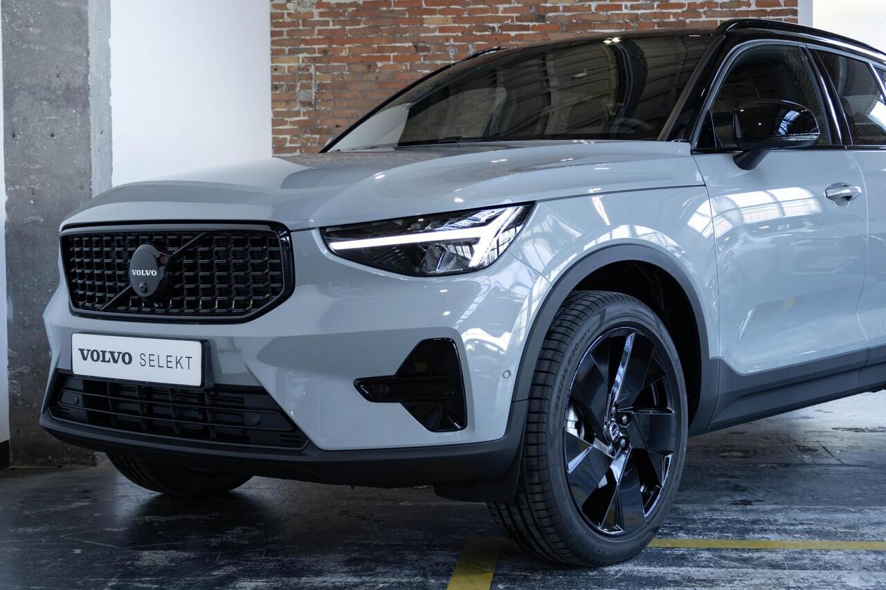 Volvo XC40 B4 Plus Black Edition | 360° Parkeercamera | Panorama dak | Semi-Elektrische Wegklapbare Trekhaak | Premium audio by Harman Kardon | Stoelverwarming | Parkeersensoren voor + achter | Google Infotainment | Stuurwielverwarming