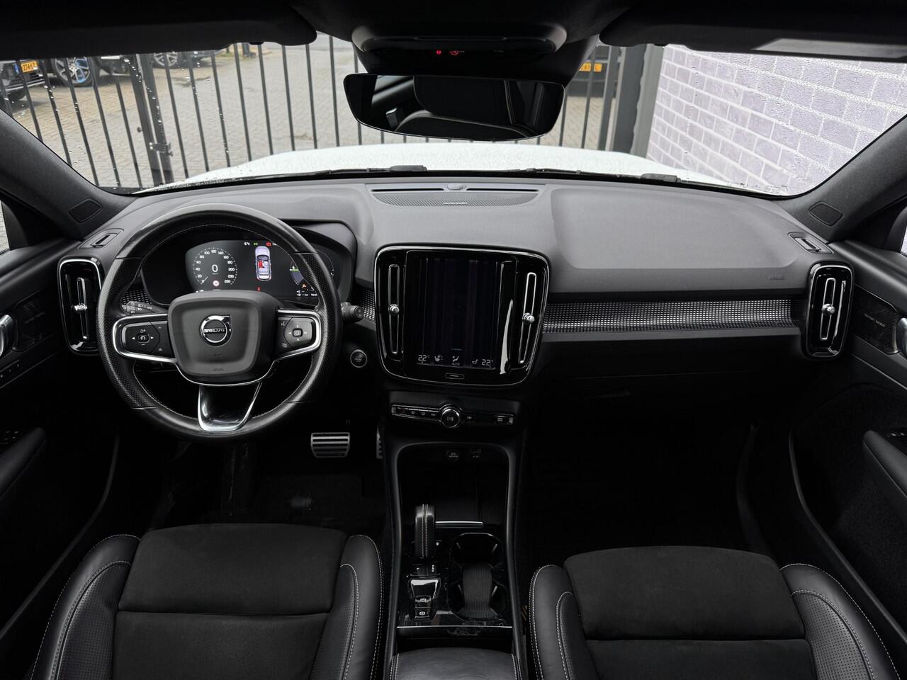 Volvo XC40 Plug-in Hybrid T5 R-Design | Adaptive cruise control | Harman Kardon audio | Stoel- en stuurverwarming | Elektrische stoelverstelling | Achteruitrijcamera | Voorruitverwarming | Parkeersensoren voor + achter | Dode hoek detectie BLIS |