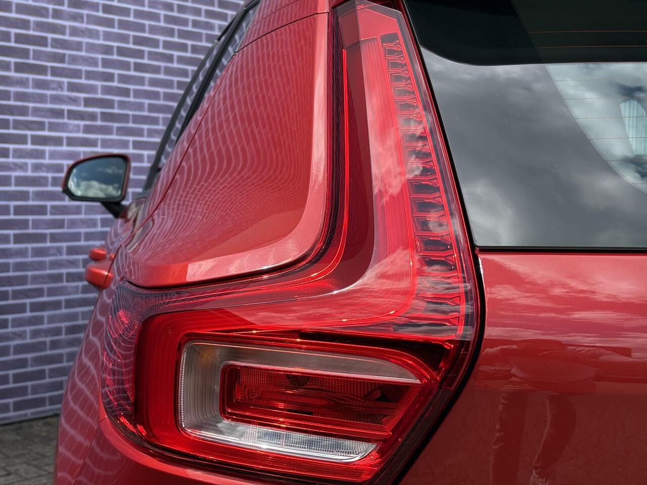 Volvo XC40 1.5 T2 Momentum Business | Leder | Keyless entry | Elektrische achterklep | Adaptieve Cruise controle | Parkeersensoren V+A |