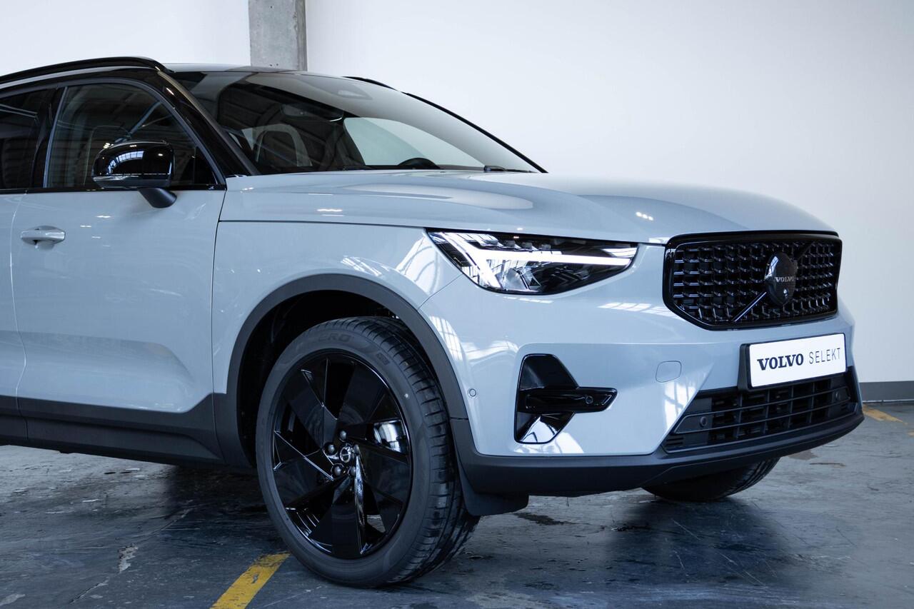 Volvo XC40 B4 Plus Black Edition | 360° Parkeercamera | Panorama dak | Semi-Elektrische Wegklapbare Trekhaak | Premium audio by Harman Kardon | Stoelverwarming | Parkeersensoren voor + achter | Google Infotainment | Stuurwielverwarming