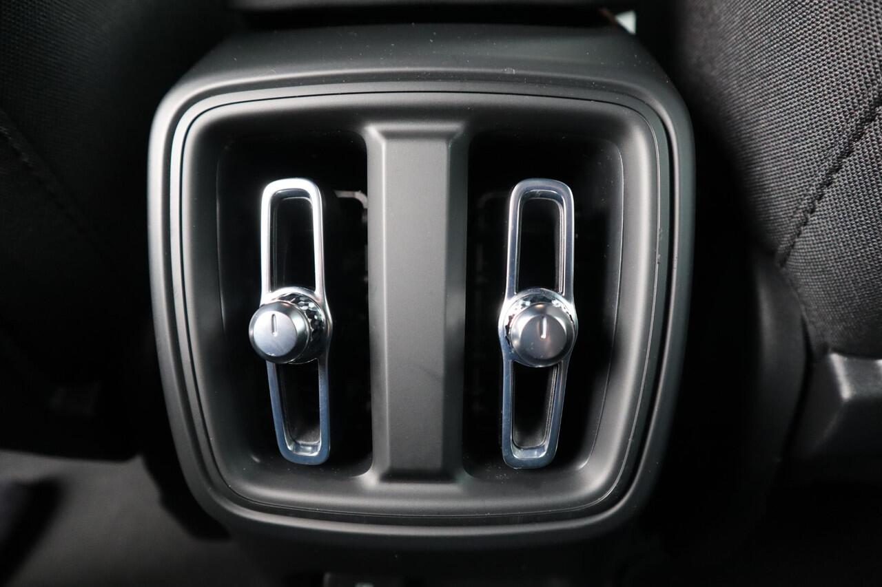 Volvo XC40 Recharge Core 70 kWh l Verwarmbare Voorstoelen l Stuurwielverwarming l Warmtepomp