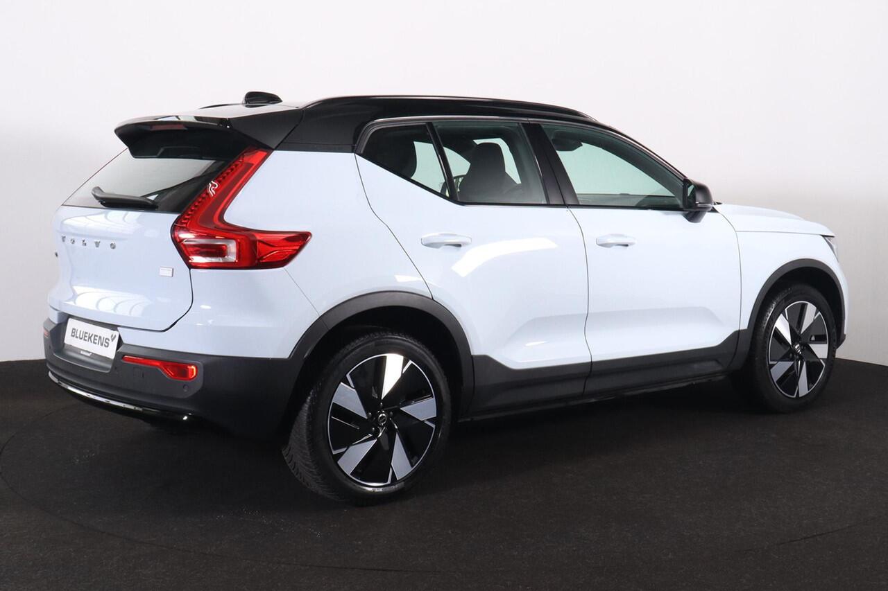 Volvo XC40 Extended Range Plus 82 kWh - IntelliSafe Assist & Surround - Parkeercamera achter - Verwarmde voorstoelen & stuur - Parkeersensoren voor & achter - Draadloze tel. lader - Warmtepomp - Elektr. inklapbare trekhaak - 19' LMV