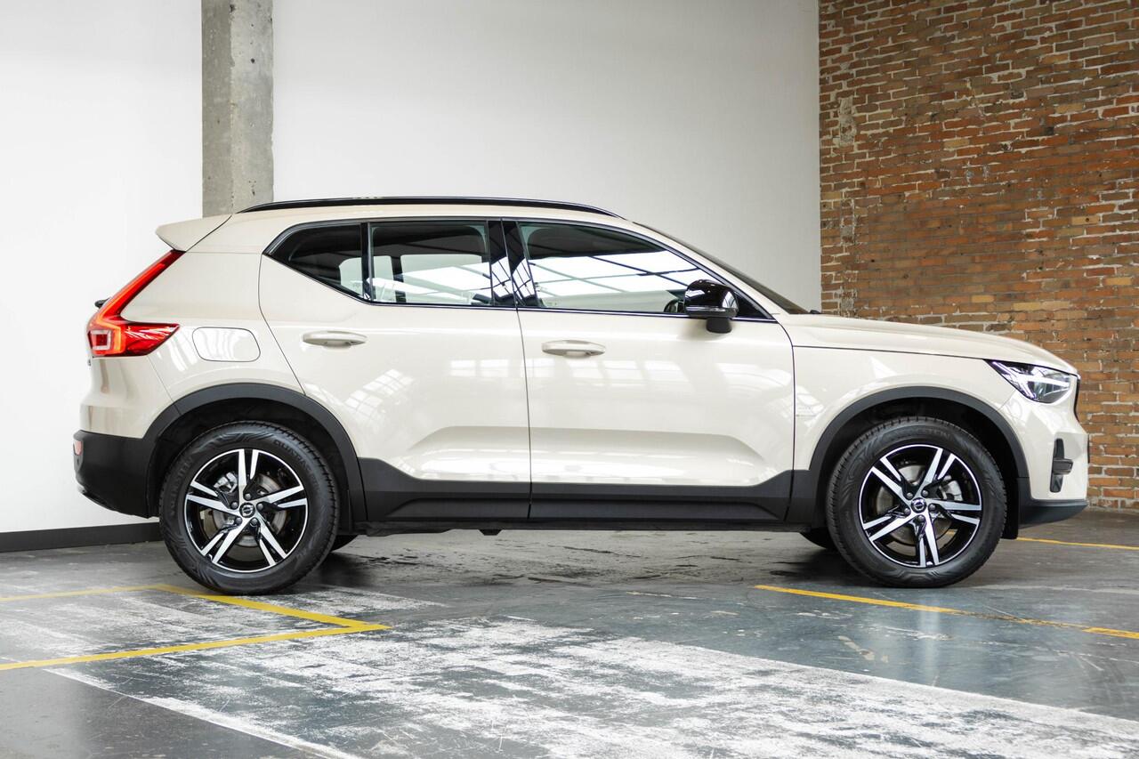 Volvo XC40 B4 Plus Dark | Verwarmde Voorstoelen+Stuurwiel | Verwarmde voorruit | Semi-Elektrische Trekhaak | Harman Kardon Premium Audio | Apple Carplay / Android Auto | Electrisch bedienbare voorstoelen | Google infotaiment