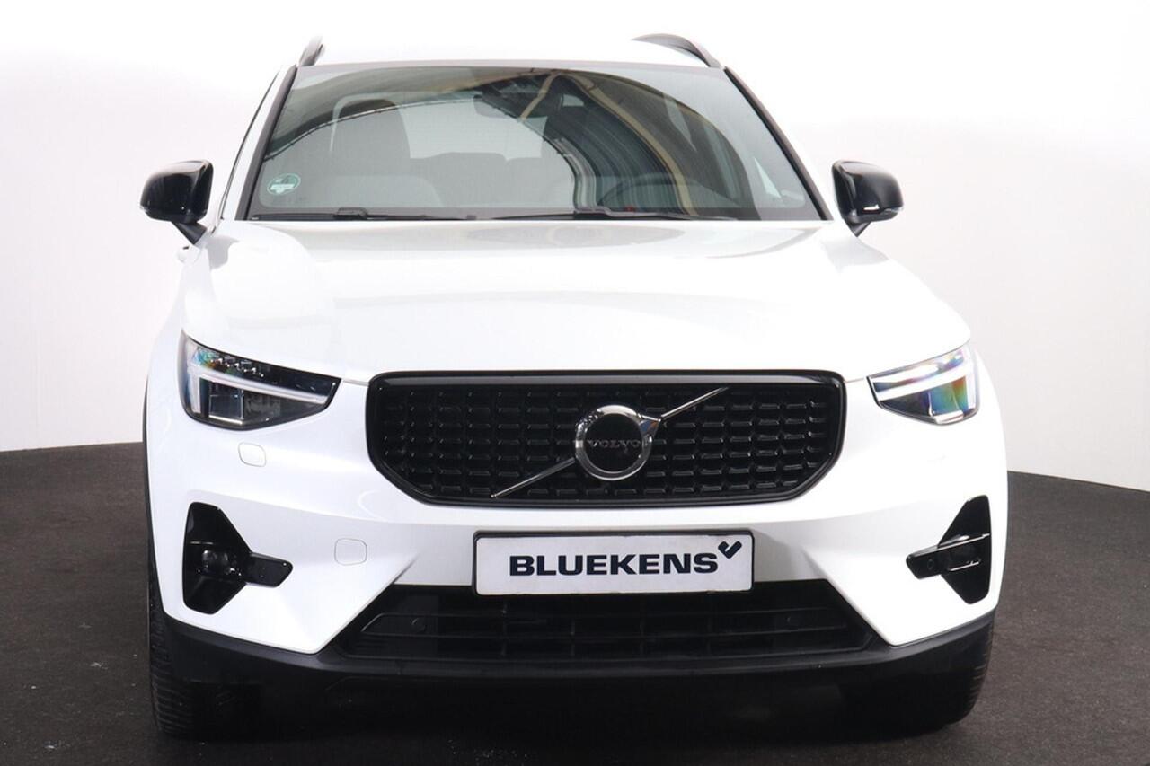 Volvo XC40 B3 Plus Dark - IntelliSafe Assist & Surround - Harman/Kardon audio - Parkeercamera achter - Parkeersensoren voor & achter - Elektr. bedienb. voorstoelen met geheugen links - Draadloze tel. lader - Extra getint glas - 19' LMV