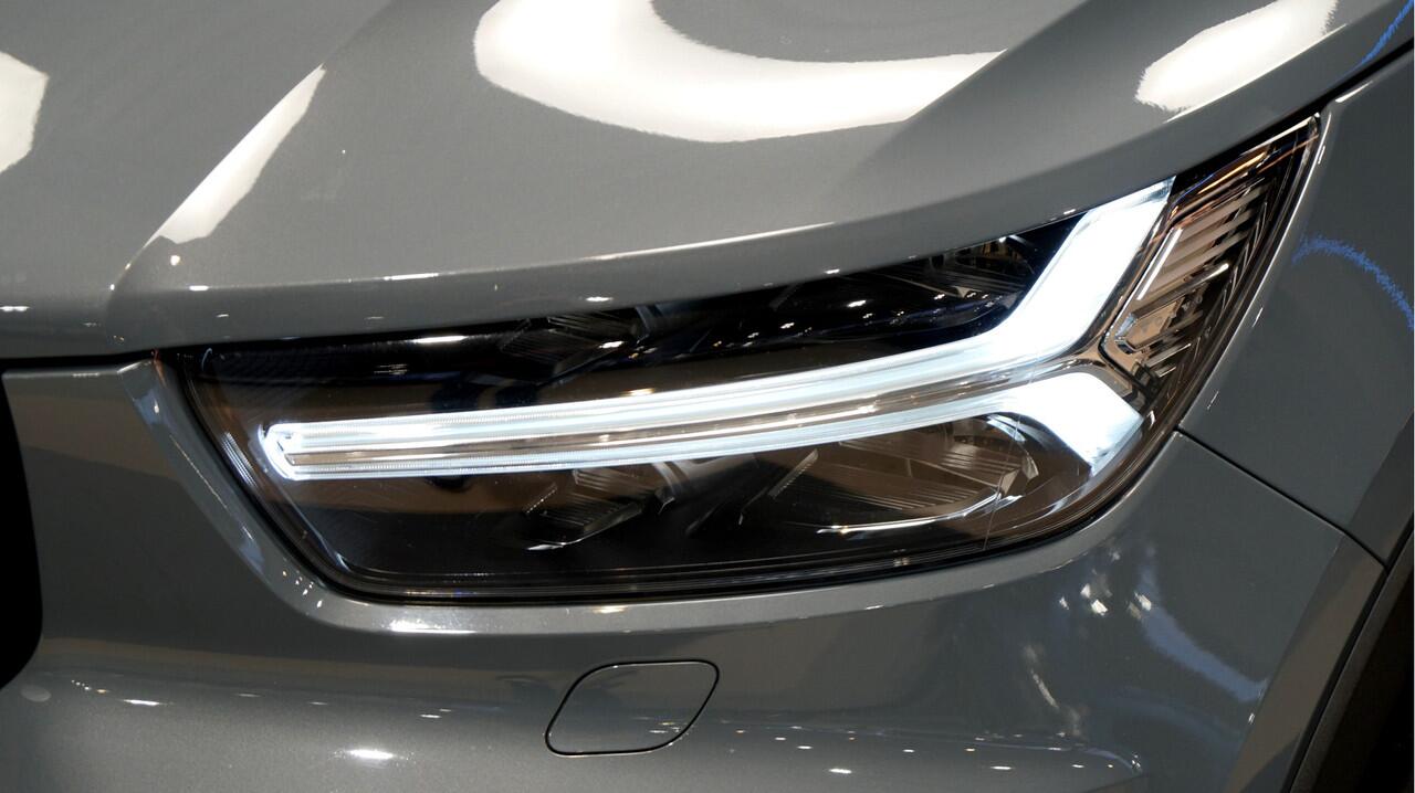 Volvo XC40 Volvo XC40 1.5 T5 Recharge 193kW/262pk DKG7 R-Design BI-TONE + PILOT ASSIST + KEYLESS ENTRY&GO + FULL LED HIGH BEAM + ADAPT.CRUISE + BLIS + LEER/ALCANTARA + STOEL-STUURVERWARMING + LANE ASSIST + CAMERA + PARKSENSOREN V&A + 19" LM-VELGEN!!