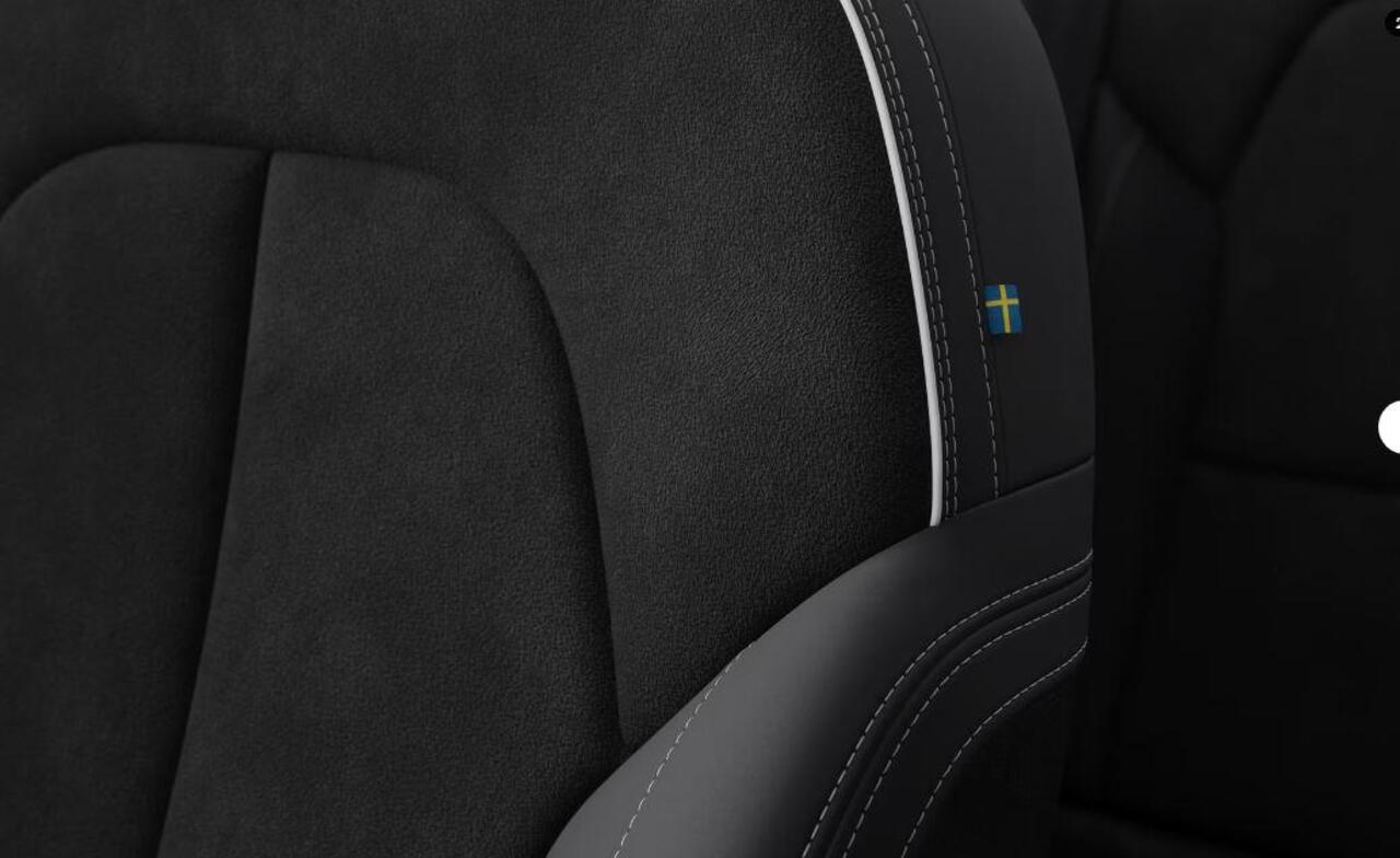 Volvo XC40 B4 211PK Automaat Plus Dark / Extra getint glas / Microtech/Nubuck / Camera achter