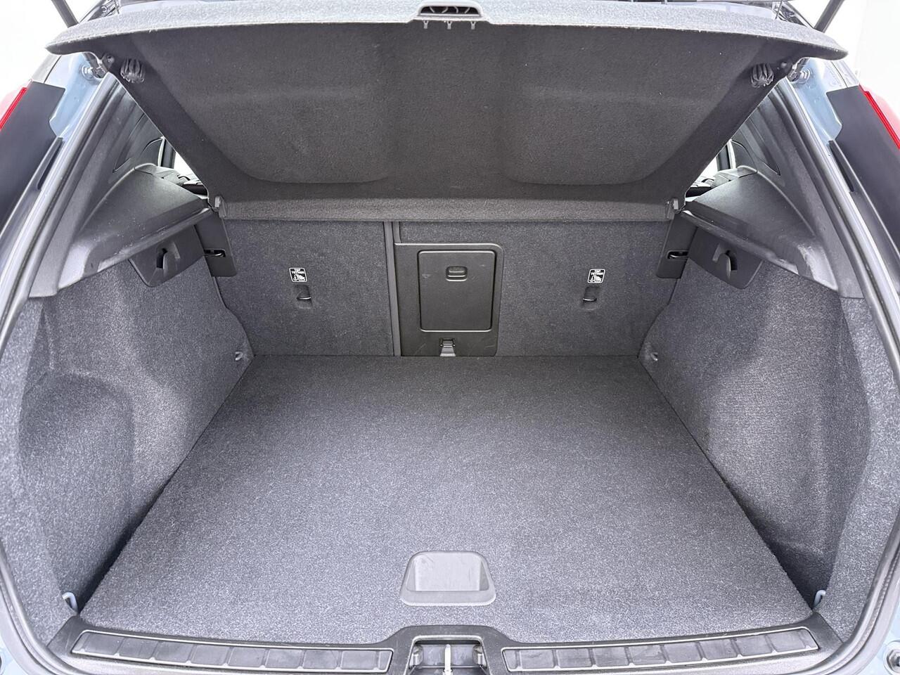 Volvo XC40 Recharge Core 70 kWh | ACHTERUITRIJCAMERA | APPLE CARPLAY | CRUISE CONTROL | DRAADLOZE TELEFOON LADER | RIJKLAARPRIJS INCL. 12 MND BOVAG GARANTIE