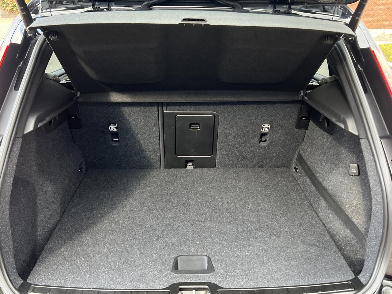 Volvo XC40 1.5 T5 Recharge 262 pk Momentum Pro Panoramadak Camera Parkeersensoren Navigatie Stoelverwarming Led Koplampen Plug In Hybride NL Auto 1e Eigenaar Lage Kilometerstand