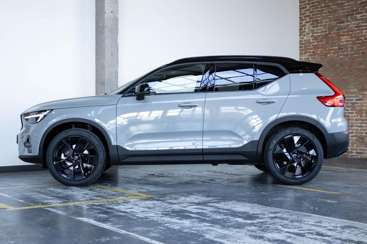 Volvo XC40 B4 Plus Black Edition | 360° Parkeercamera | Panorama dak | Semi-Elektrische Wegklapbare Trekhaak | Premium audio by Harman Kardon | Stoelverwarming | Parkeersensoren voor + achter | Google Infotainment | Stuurwielverwarming