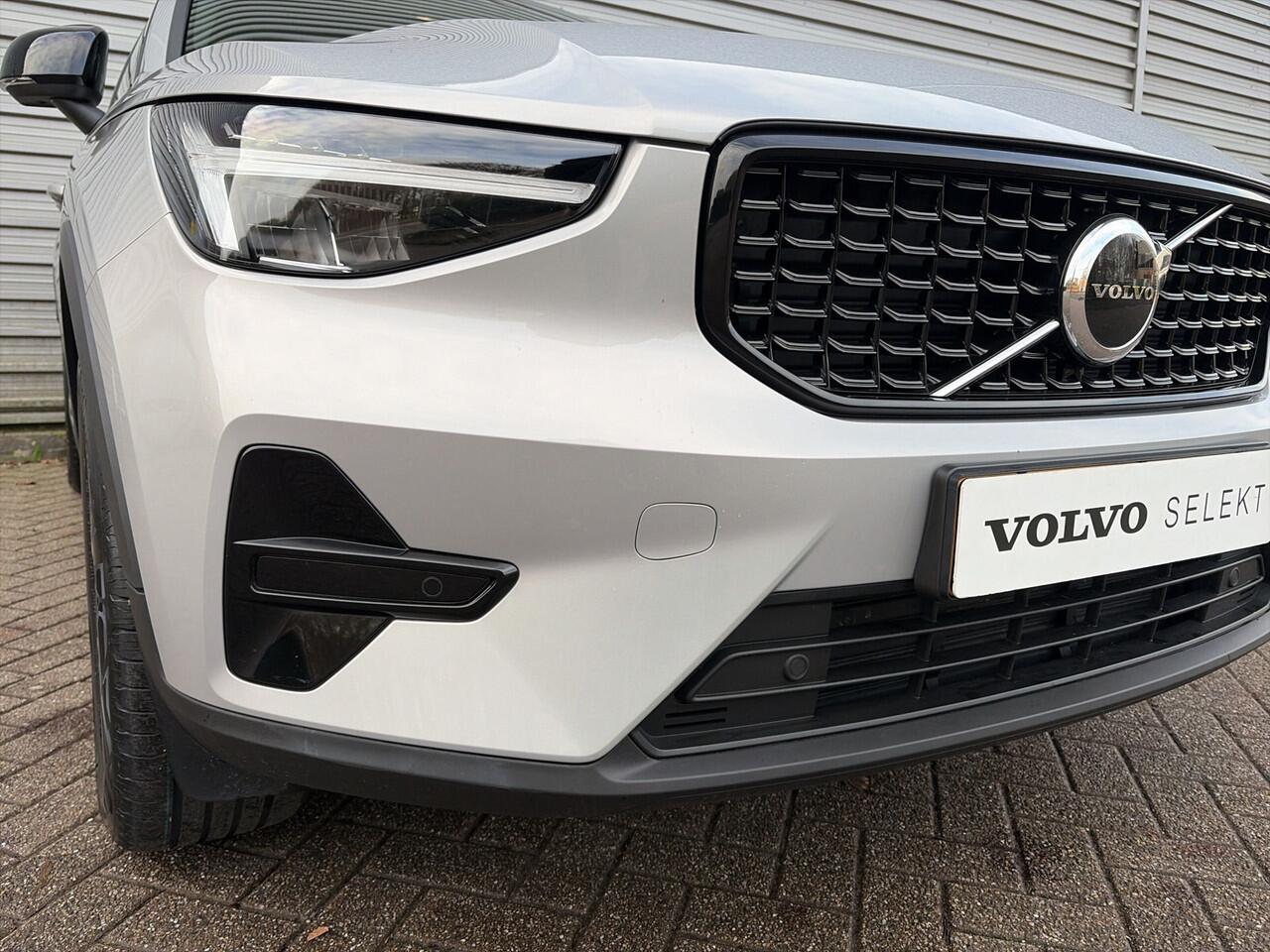 Volvo XC40 2.0 B4 Plus Dark / Audio Harman Kardon / 18" velgen / Trekhaak elektrisch uitklapbaar /
