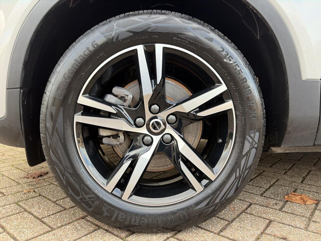 Volvo XC40 2.0 B4 Plus Dark / Audio Harman Kardon / 18" velgen / Trekhaak elektrisch uitklapbaar /