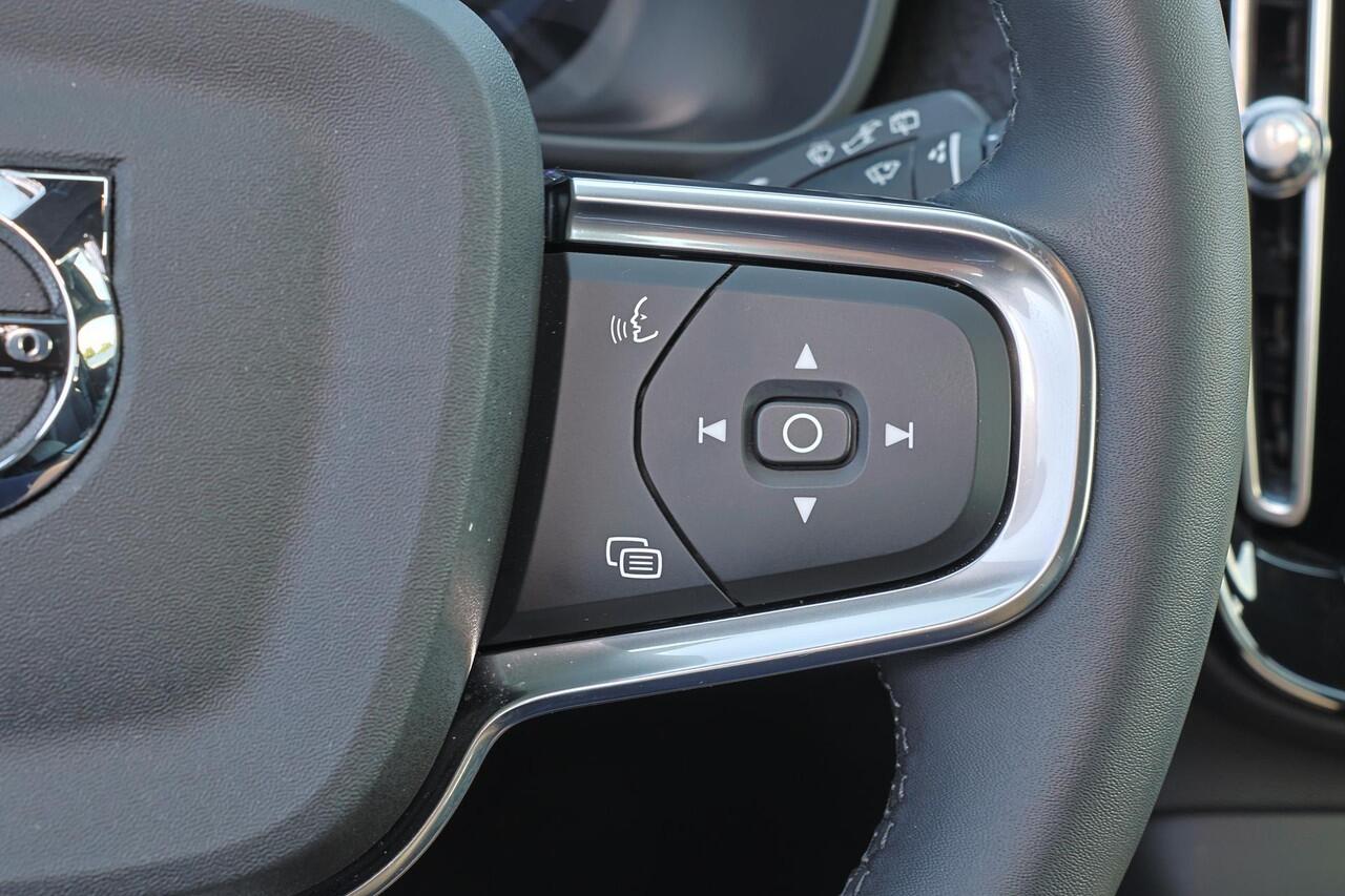 Volvo XC40 Extended Range Plus 82 kWh - IntelliSafe Assist & Surround - Parkeercamera achter - Verwarmde voorstoelen & stuur - Parkeersensoren voor & achter - Draadloze tel. lader - Warmtepomp - Elektr. inklapbare trekhaak - 19' LMV