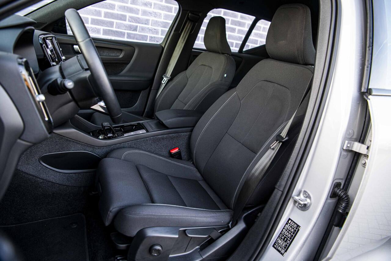 Volvo XC40 Single Motor Extended Range Plus 82 kWh | Black Edition velgen | Verwarmbare voorstoelen | Verwarmbaar stuurwiel | Warmtepomp | Adaptieve cruisecontrol | BLIS |