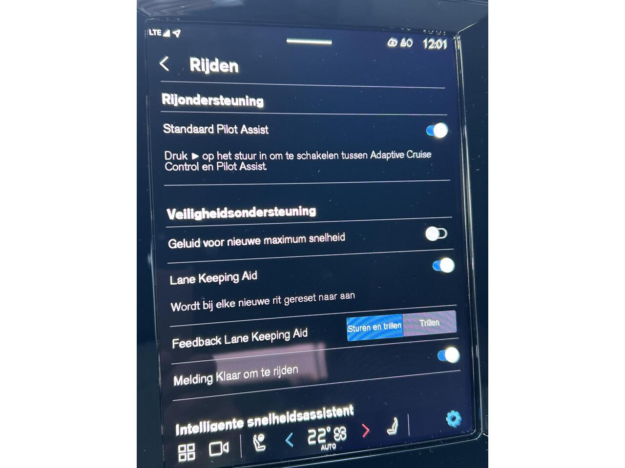 Volvo XC40 2.0 B4 Plus Dark Elektr. Stoelverstelling / Harman Kardon audio / park assist camera / Trekhaak / Keyless Drive / All season banden