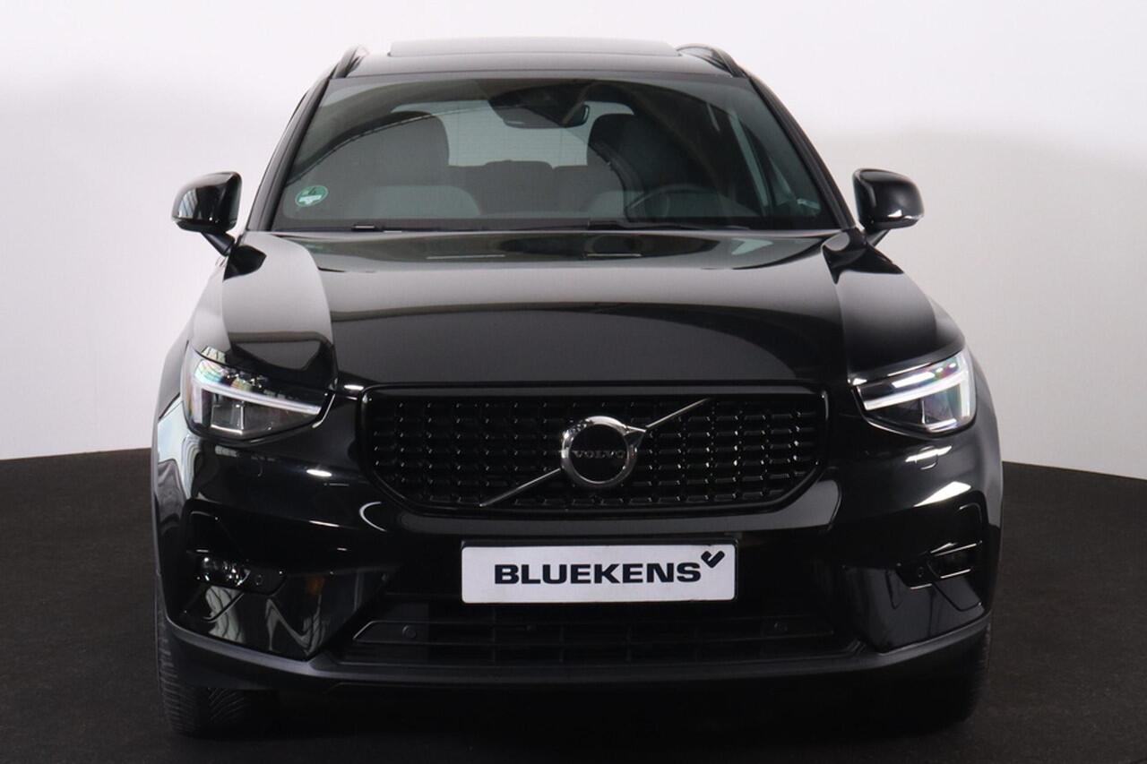 Volvo XC40 T5 Recharge Plus Dark - Panorama/schuifdak - IntelliSafe Assist - Harman/Kardon audio - Parkeercamera achter - Verwarmde voorstoelen & stuur - Parkeersensoren voor & achter - Elektr. bedienb. voorstoelen met geheugen links - Draadloze tel. lader - Extra g
