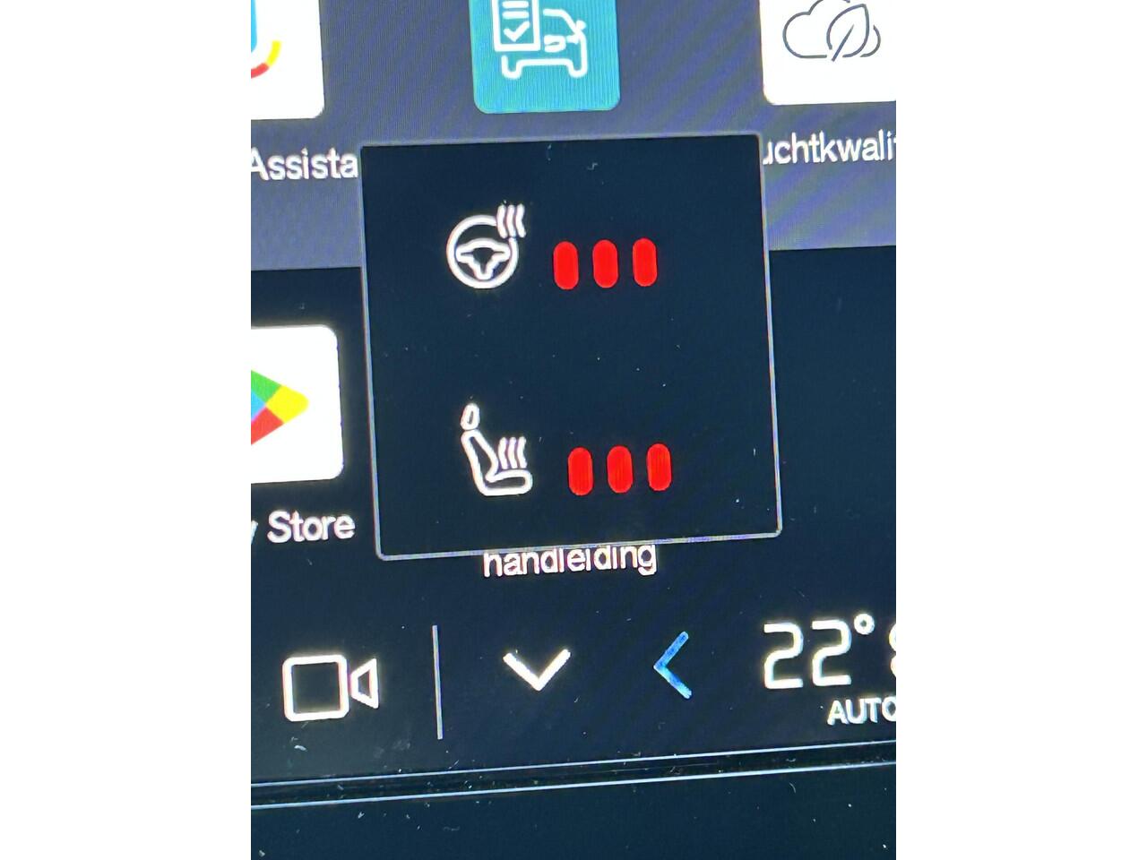 Volvo XC40 2.0 B4 Plus Dark Elektr. Stoelverstelling / Harman Kardon audio / park assist camera / Trekhaak / Keyless Drive / All season banden