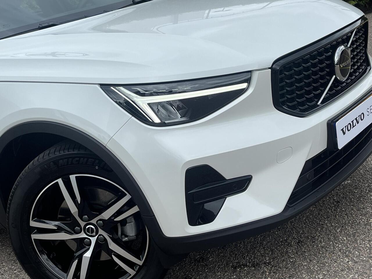 Volvo XC40 B4 Plus Dark Trekhaak | Pilot Assist | Camera | Stuurverwarming | BLIS | H&K Audio | Keyless