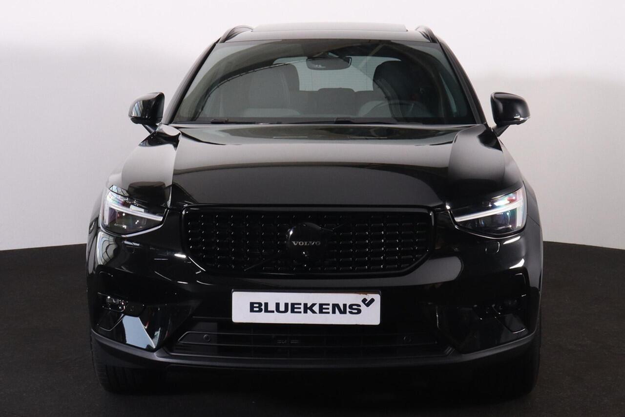 Volvo XC40 B4 Plus Black Edition - Panorama/schuifdak - IntelliSafe Assist & Surround - 360º Camera - Harmon Kardon Audio - Verwarmde voorstoelen, stuur & achterbank - Parkeersensoren voor & achter - Elektr. bedienb. voorstoelen met geheugen links - Draadloze tel. l