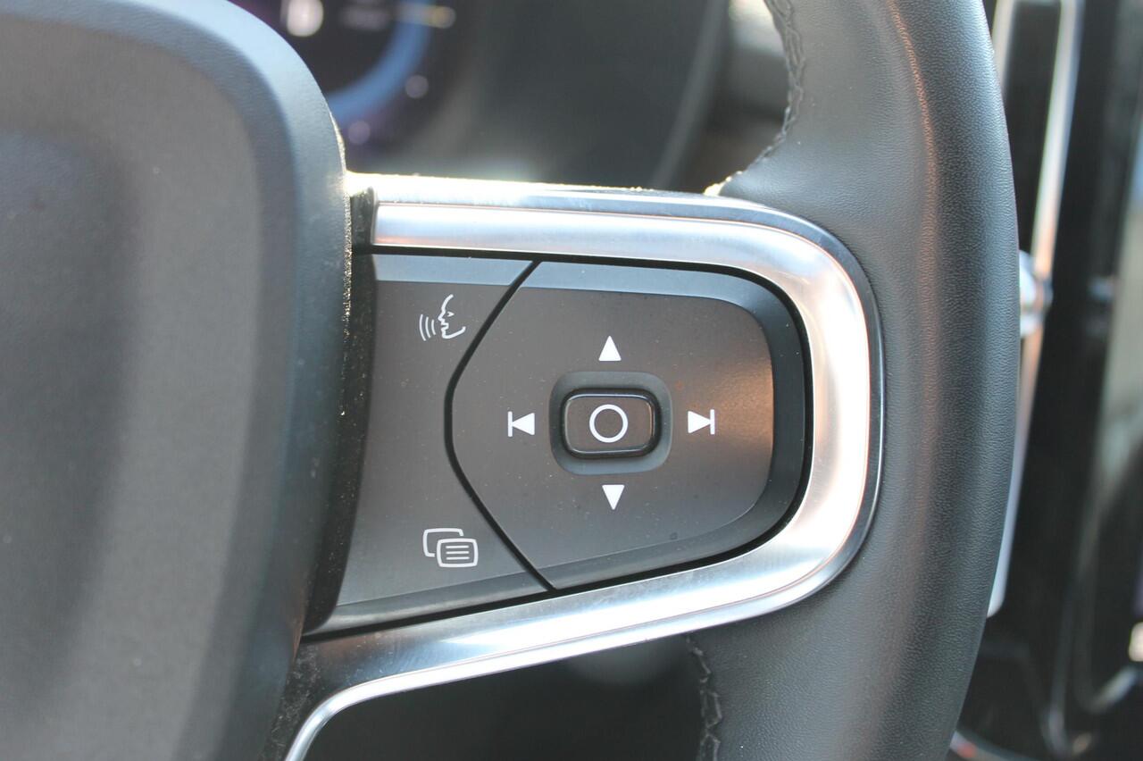 Volvo XC40 231PK Single Motor 70 kWh Core Nubuck bekleding / Google Navigatie / Warmte Pomp / Climate pack / Privacy Glass / Camera achter