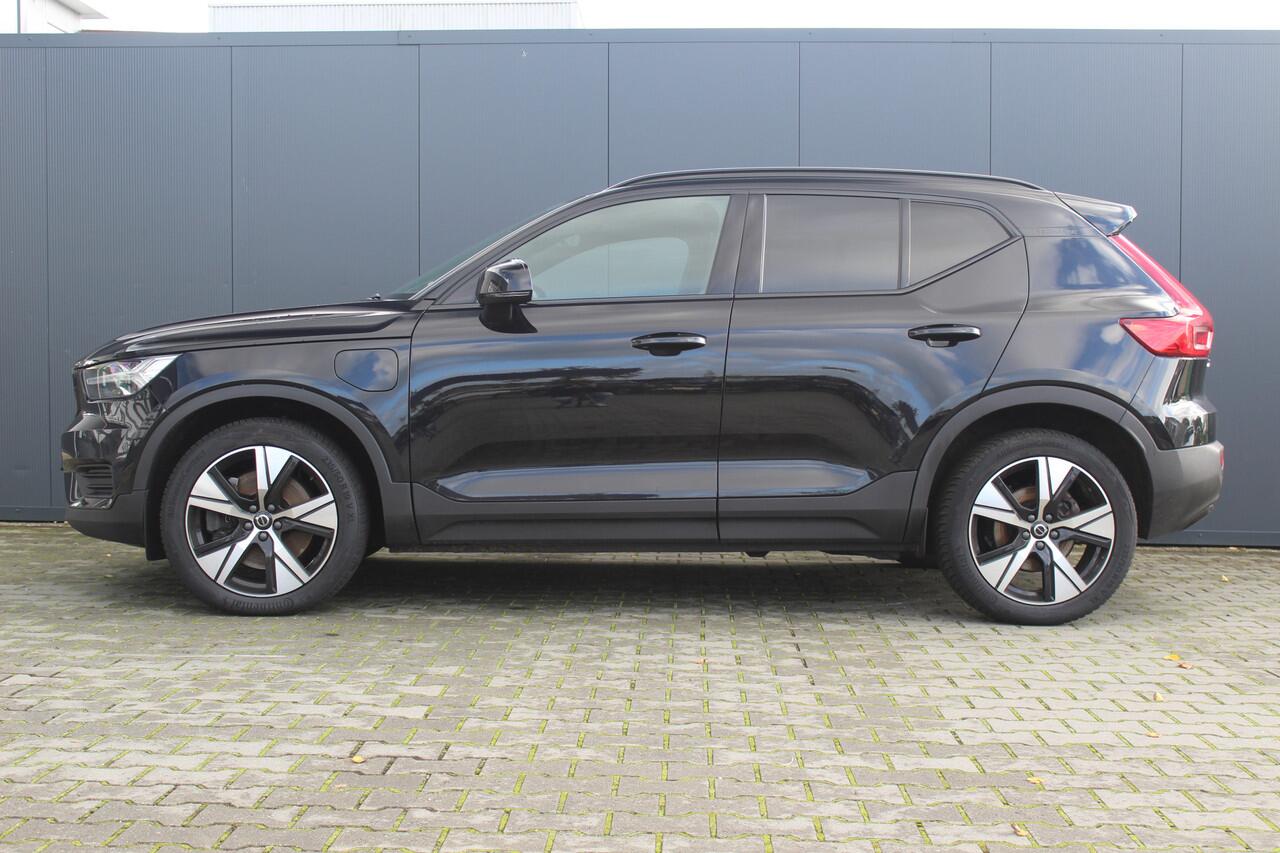 Volvo XC40 1.5 T4 Recharge R-Design | Incl. 12 maanden garantie | Harman/Kardon audio | Schuif/kantel dak | Apple carplay/Android auto | Stuurwiel verwarming | Voorstoelen verwarmd | DAB | Navigatie | Lichtmetalen velgen | Climate control | Zwart dakhemel