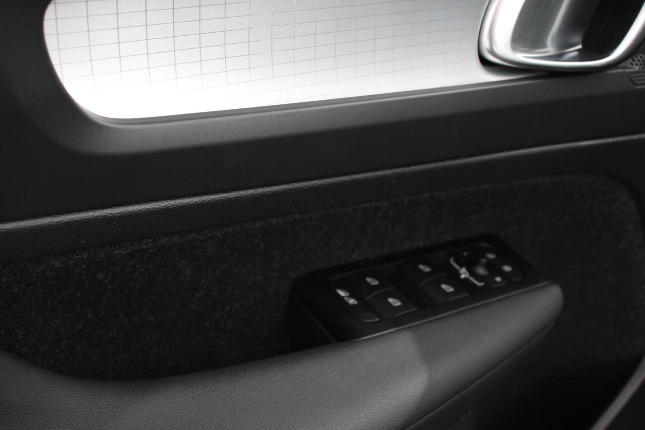 Volvo XC40 1.5 T3 163 pk Automaat Momentum Navigatie Apple Carplay / Android Auto Parkeersensor achter Adaptive Cruise Control Virtual Cockpit Stoelverwarming LED kop- en mistlampen Sensus Connect met High Performance Sound Inductielader Lane Assist