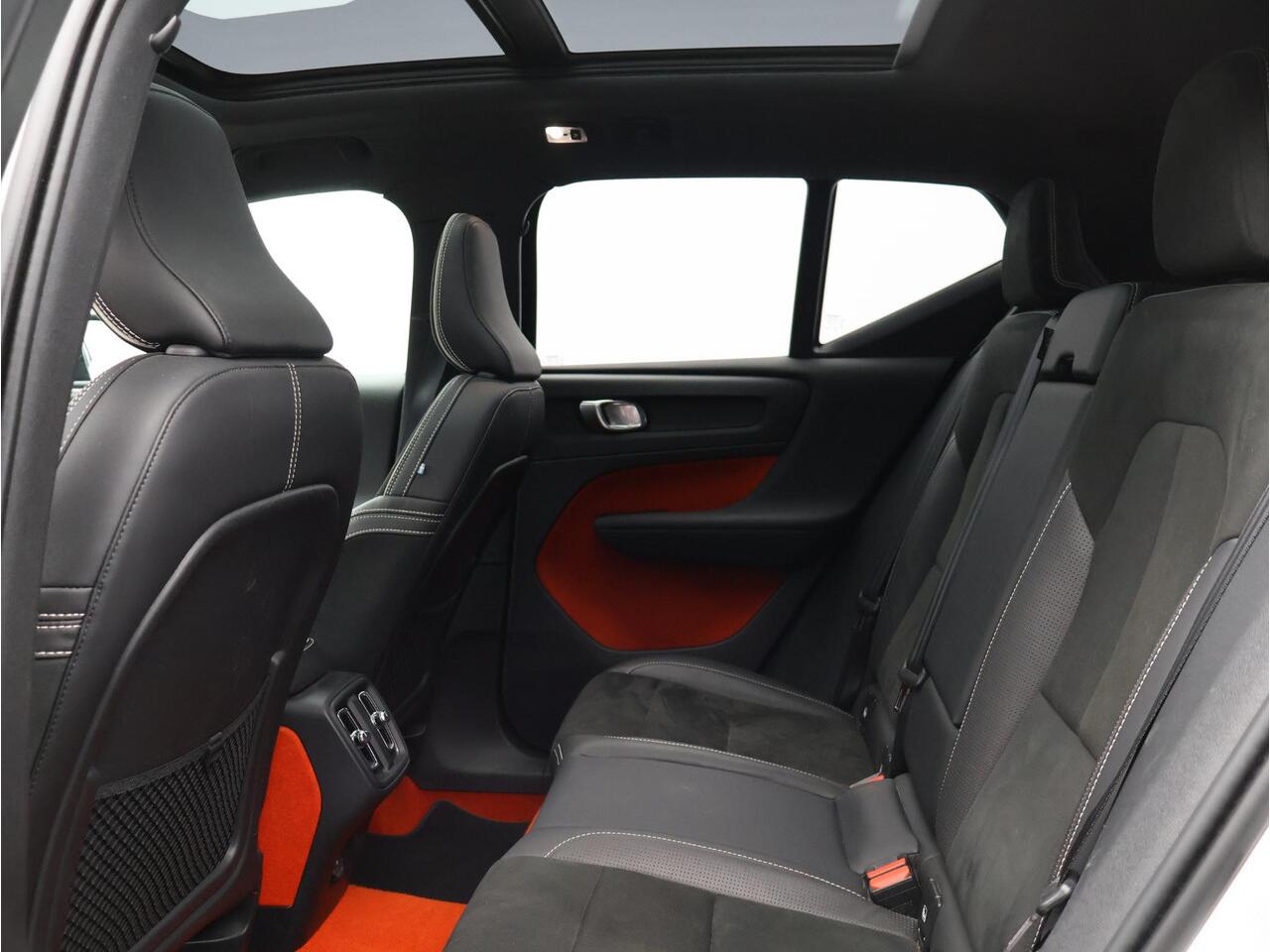 Volvo XC40 T3 Automaat R-Design / Trekhaak / Pan. dak / 360 camera/ Ext. styling / Privacy glass / CarPlay