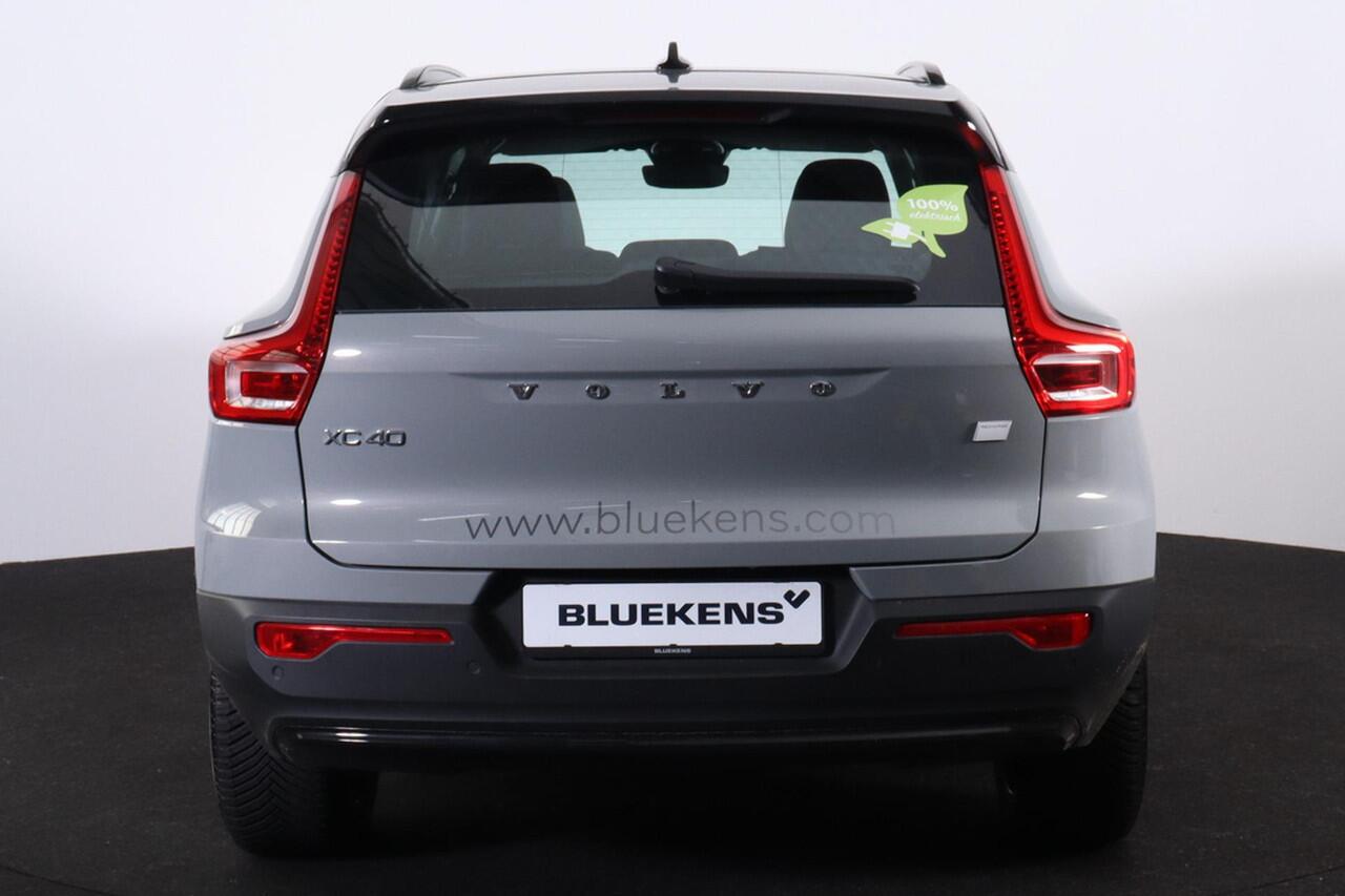Volvo XC40 Single Motor Extended Range Plus 82 kWh - IntelliSafe Assist & Surround - Parkeercamera - Verwarmde voorstoelen & stuur - Parkeersensoren voor & achter - Draadloze tel. lader - Extra getint glas - 19' LMV met all season banden