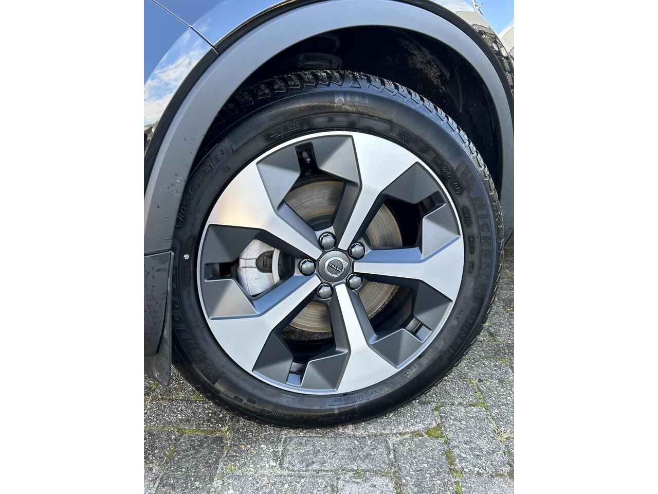 Volvo XC40 2.0 B4 Plus Dark Elektr. Stoelverstelling / Harman Kardon audio / park assist camera / Trekhaak / Keyless Drive / All season banden