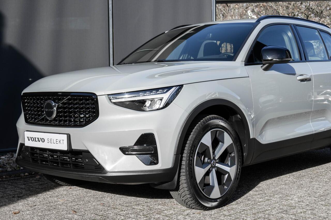 Volvo XC40 B4 Plus Dark | Trekhaak | Verwarmbare voorstoelen en stuurwiel | Premium audio by Harman Kardon | Climate Pack | All Season banden | Google Infotainment | Adaptieve Cruise Control | BLIS | Parkeercamera | Elektrische Kofferklep | Keyless |