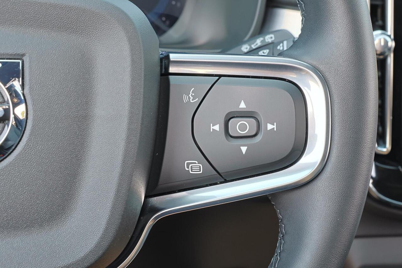 Volvo XC40 B4 Plus Black Edition - Panorama/schuifdak - IntelliSafe Assist & Surround - 360º Camera - Harmon Kardon Audio - Verwarmde voorstoelen, stuur & achterbank - Parkeersensoren voor & achter - Elektr. bedienb. voorstoelen met geheugen links - Draadloze tel. l