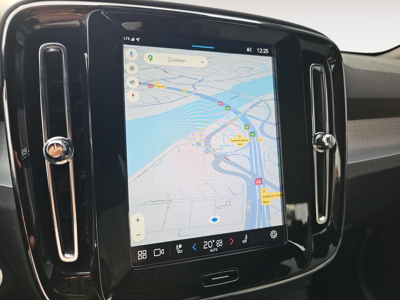 Volvo XC40 2.0 B4 Plus Dark | Trekhaak | Verwarmbare voorruit | Keyless Entry | Stoelverwarming |