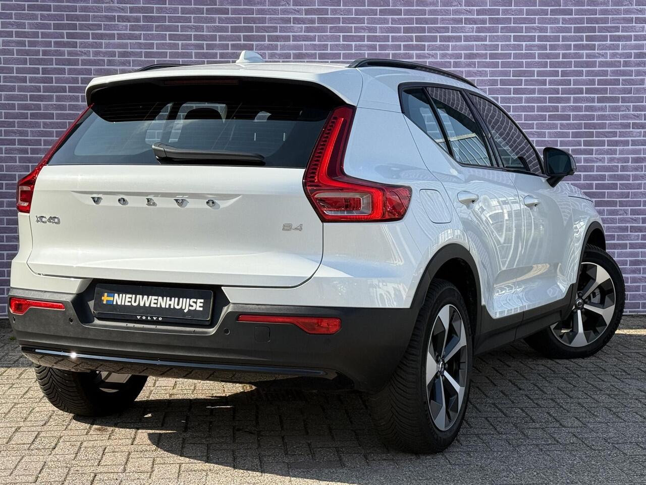 Volvo XC40 2.0 B4 Plus Dark | Trekhaak | 19" | Adaptieve cruise control | Harman & Kardon | Elektrisch verstelbare voorstoelen | Stoel/stuur verwarming |