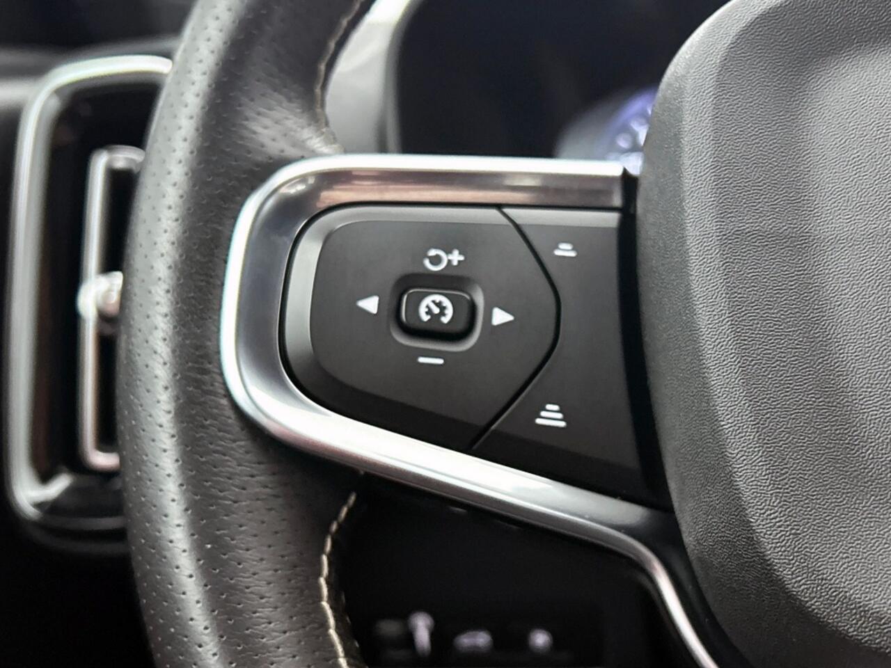 Volvo XC40 1.5 T5 Recharge R-Design | 360º Camera | BLISS |