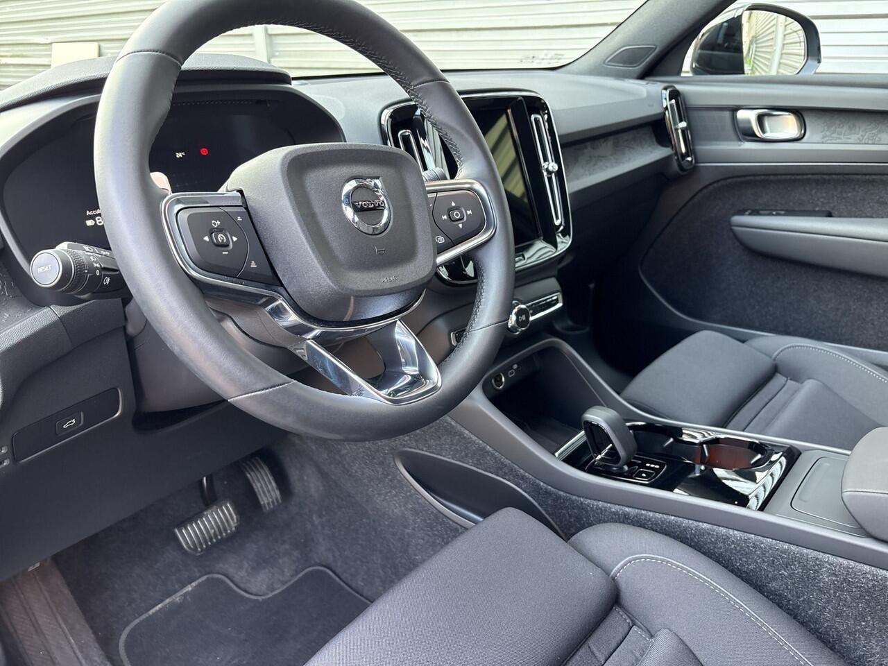 Volvo XC40 Extended Range Plus 82 kWh / Trekhaak / Achteruitrijcamera / Dodehoekdetectie / Stoelverwarming /