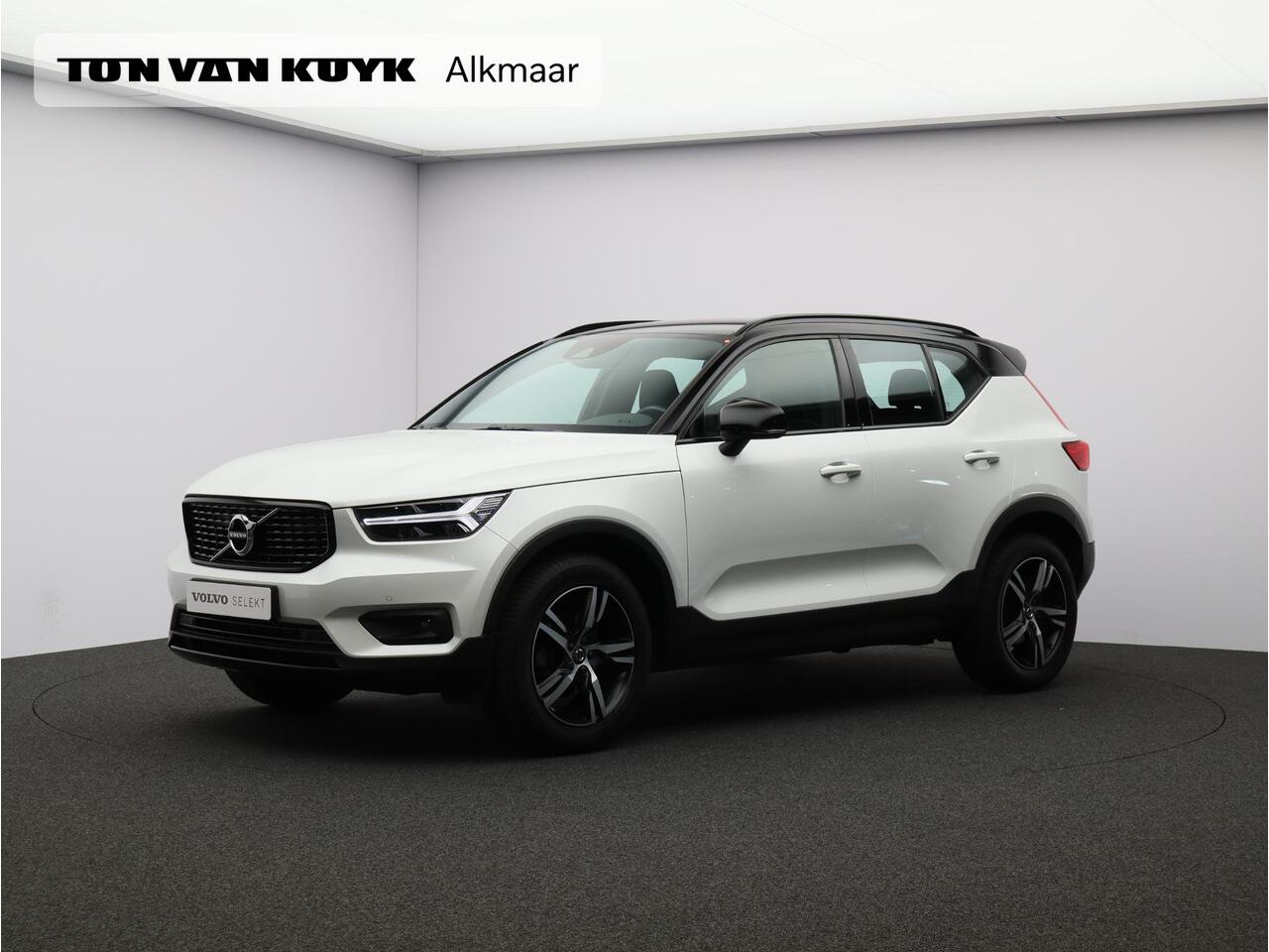 Volvo XC40 T2 Automaat R-Design Volvo XC40 T2 129PK / Automaat R-Design / Park Assist Pack / adaptieve cruise control / BLIS / Key Less / 18"/