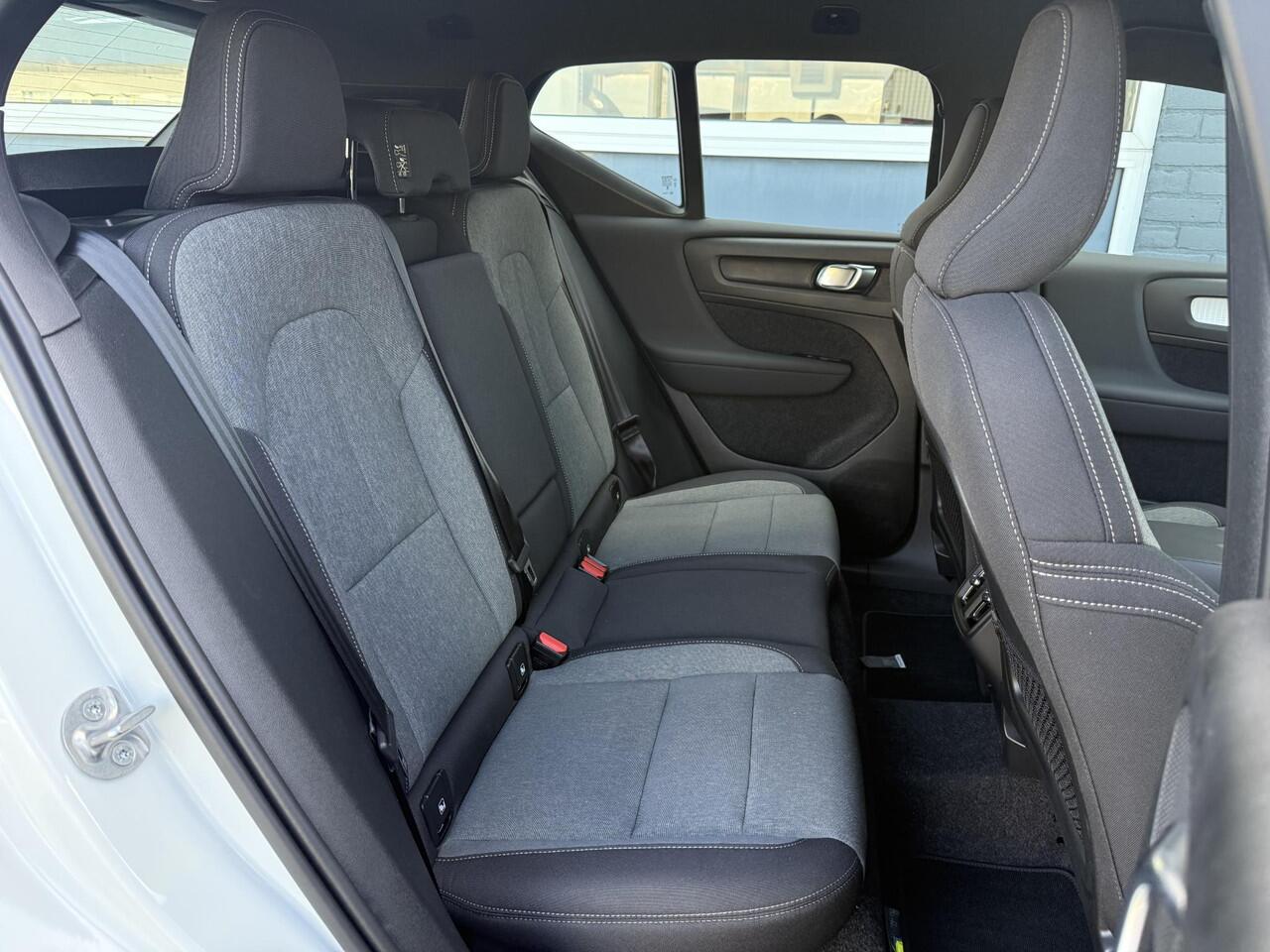 Volvo XC40 2.0 B4 Plus Dark | Trekhaak | 19" | Adaptieve cruise control | Harman & Kardon | Elektrisch verstelbare voorstoelen | Stoel/stuur verwarming |